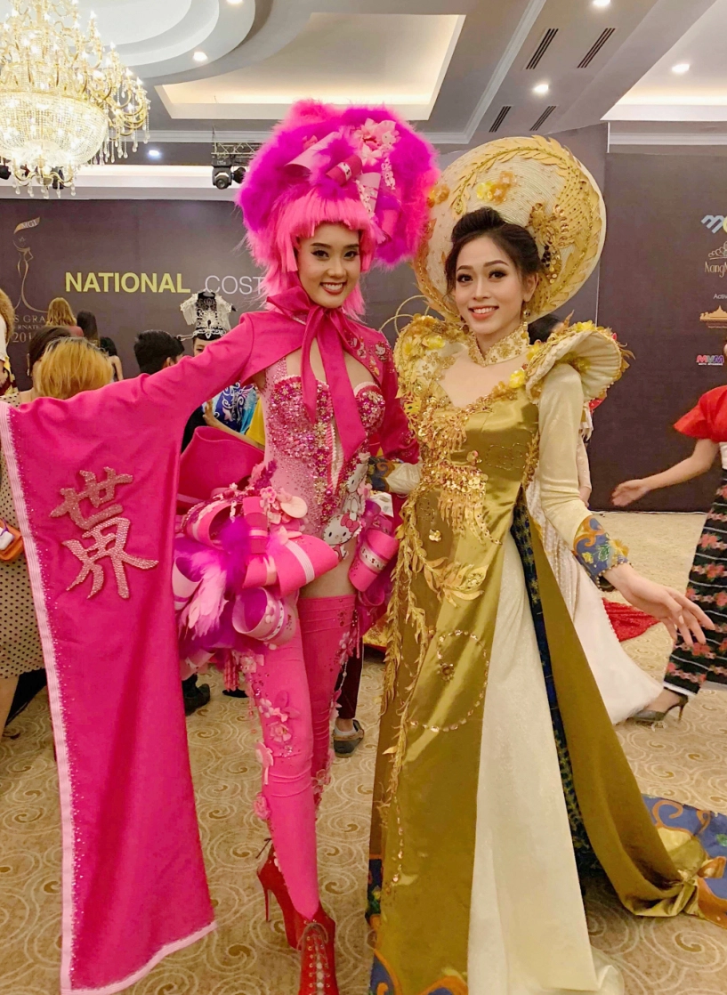 Á hậu phương nga vui vẻ chụp hình cùng các thí sinh tại đêm trình diễn trang phục dân tộc miss grand international 2018 - 3