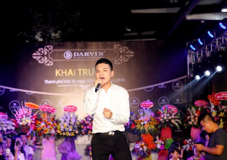 Ca sỹ khắc việt nổi bật bên dàn siêu mẫu trong show thời trang darvin - 4