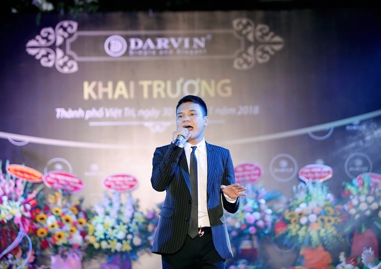 Ca sỹ khắc việt nổi bật bên dàn siêu mẫu trong show thời trang darvin - 5