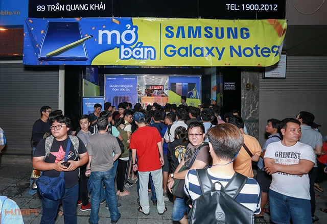 Hàng trăm người chờ nhận galaxy note9 lúc 0 giờ tại hnam moblie - 3