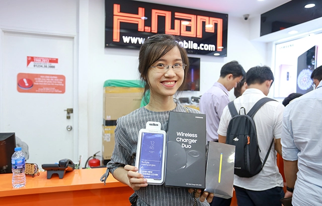 Hàng trăm người chờ nhận galaxy note9 lúc 0 giờ tại hnam moblie - 10