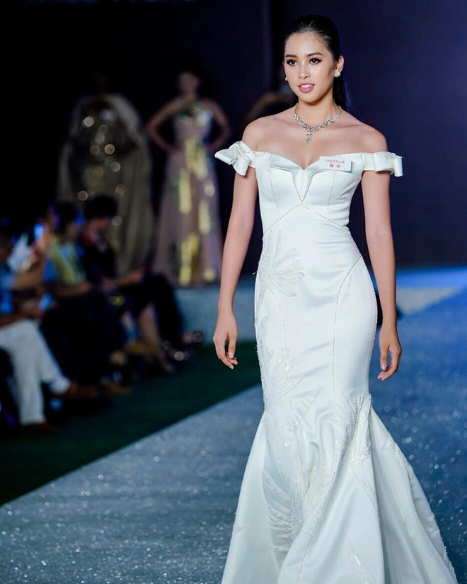 Lộ diện chiếc đầm lộng lẫy của hoa hậu tiểu vy tại đêm chung kết miss world - 1