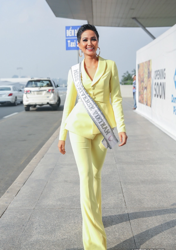 Nhìn bố mẹ nhỏ bé tiễn hhen niê lên đường sang thái lan thi miss universe mà thấy yêu quá đỗi - 1