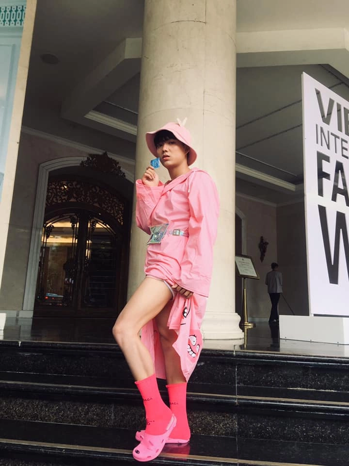 thánh chửi norin phạm tái xuất - một ca khó trên đường phố của vietnam international fashion week 2018 - 1