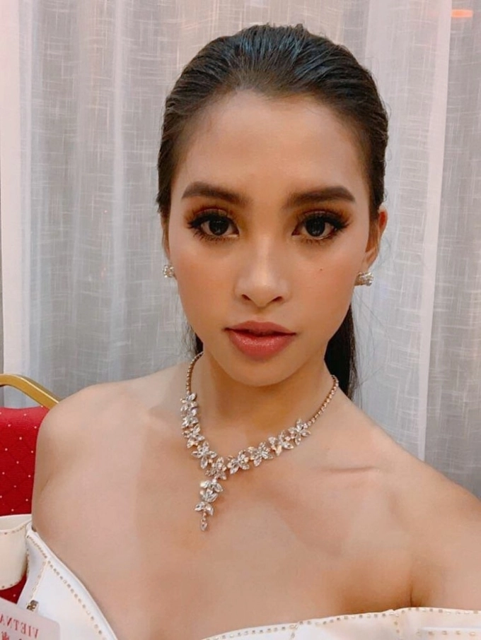 Tiểu vy mắc lỗi trang phục đầu tiên tại miss world 2018 - 1