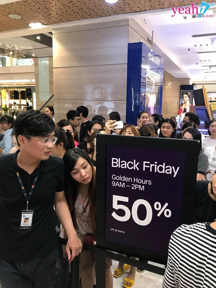 Các trung tâm mua sắm đông đúc từ sáng sớm khi người dân đi săn đồ giảm giá trong ngày black friday - 1