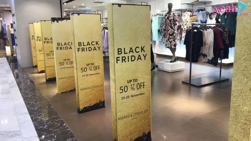 Các trung tâm mua sắm đông đúc từ sáng sớm khi người dân đi săn đồ giảm giá trong ngày black friday - 2