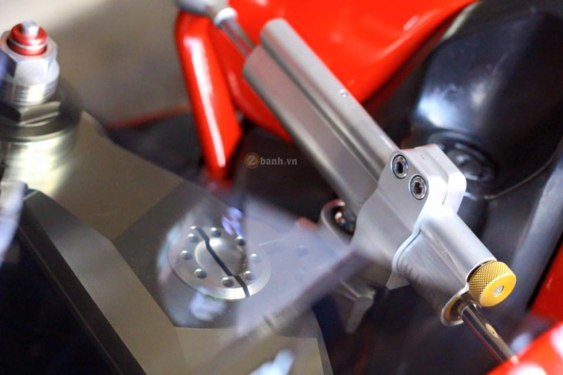 Ducati 848 evo đơn điệu với dàn đồ chơi hàng hiệu - 5
