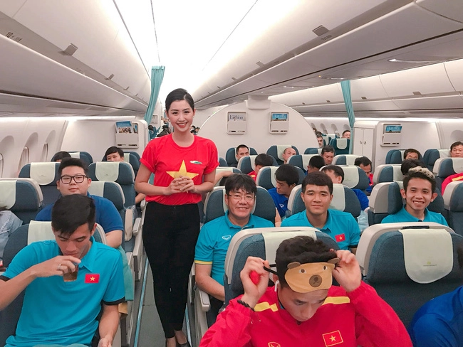 Nữ tiếp viên hàng không xinh đẹp khiến fan hâm mộ ghen tỵ - 1