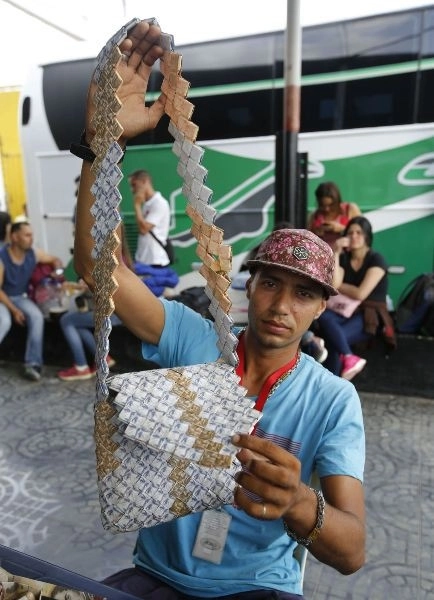 Tờ tiền có giá ngang tờ giấy vụn được người dân venezuela gấp thành túi xách bán cho khách du lịch - 1