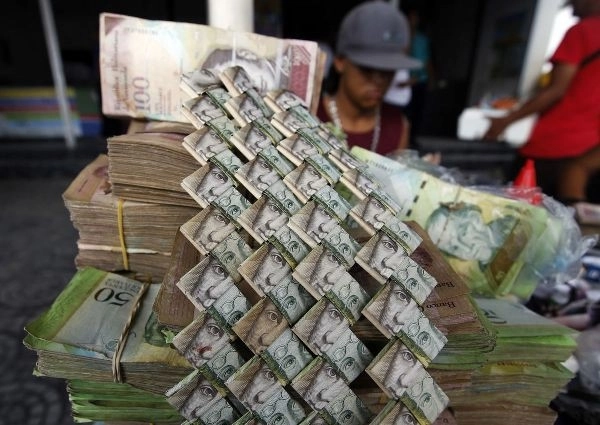 Tờ tiền có giá ngang tờ giấy vụn được người dân venezuela gấp thành túi xách bán cho khách du lịch - 5