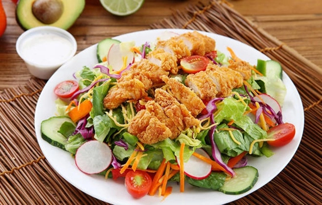 7 món ăn nàng chớ bỏ vào salad nếu đang cố giảm cân - 1