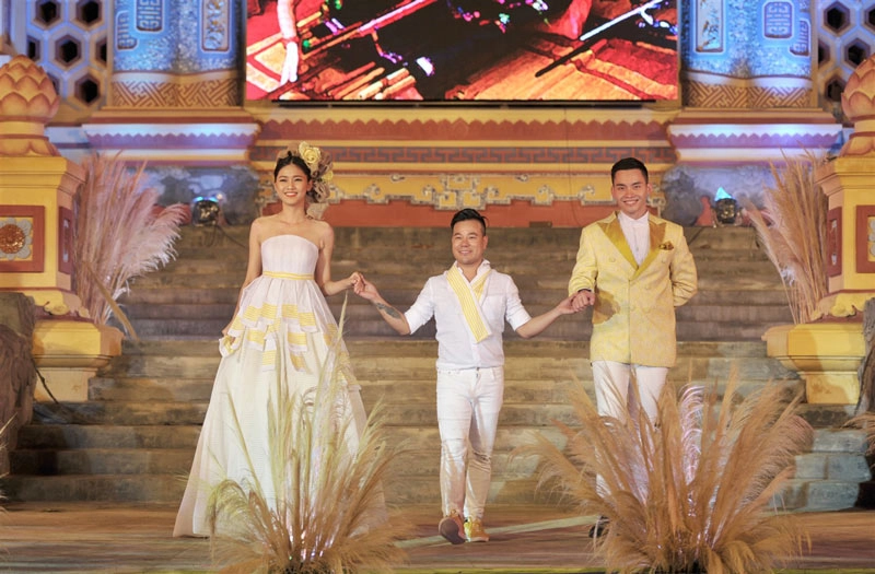 Á hậu thanh tú liên tục làm vedette 3 show thời trang tại festival huế - 2