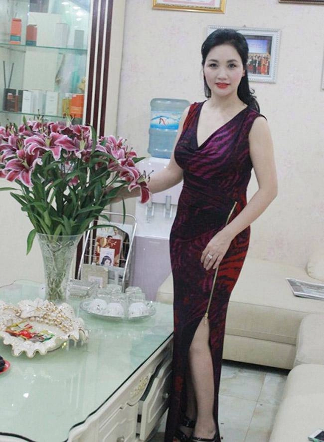 Bà mẹ 8 con đất cảng đã làm bà ngoại mà vẫn trẻ trung chọn đồ khoe dáng nóng bỏng - 6