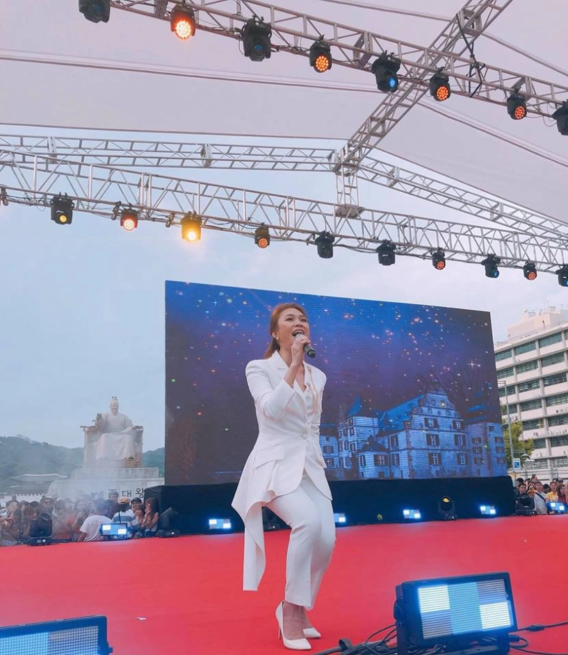 Biểu diễn tại hàn quốc nữ ca sĩ mỹ tâm gây náo loạn vì khán giả đông không kém idol kpop - 1
