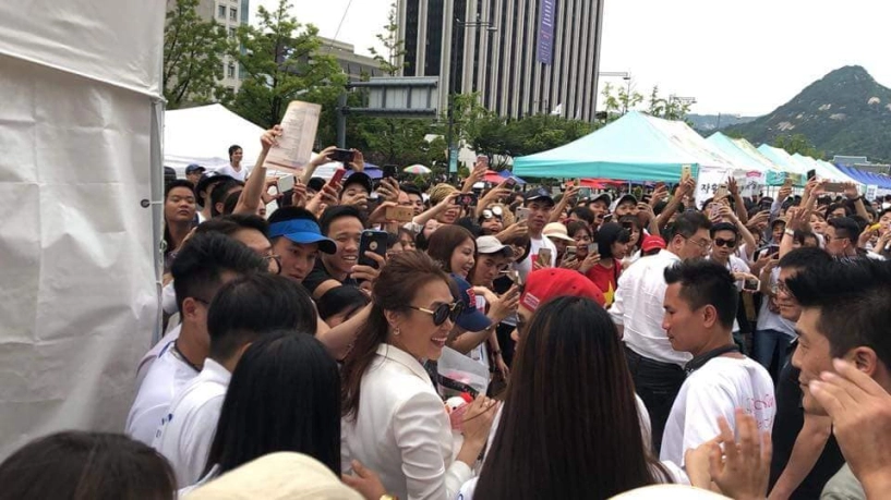 Biểu diễn tại hàn quốc nữ ca sĩ mỹ tâm gây náo loạn vì khán giả đông không kém idol kpop - 4