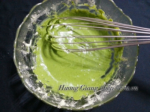 Cách làm bánh bông lan trà xanh cuộn kem tươi ngon - 2