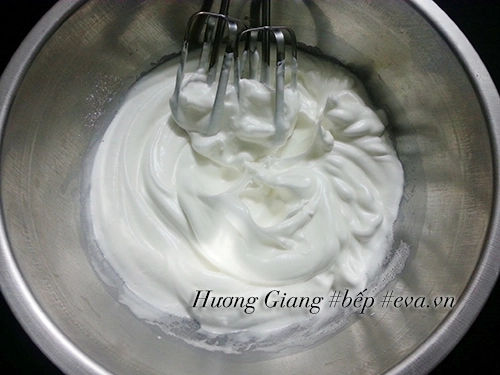 Cách làm bánh bông lan trà xanh cuộn kem tươi ngon - 3