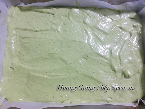 Cách làm bánh bông lan trà xanh cuộn kem tươi ngon - 5