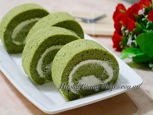 Cách làm bánh bông lan trà xanh cuộn kem tươi ngon - 8