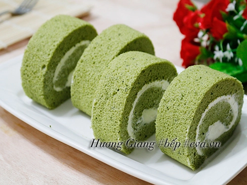 Cách làm bánh bông lan trà xanh cuộn kem tươi ngon - 10