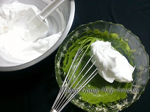 Cách làm bánh bông lan trà xanh cuộn kem tươi ngon - 4