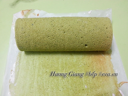 Cách làm bánh bông lan trà xanh cuộn kem tươi ngon - 6