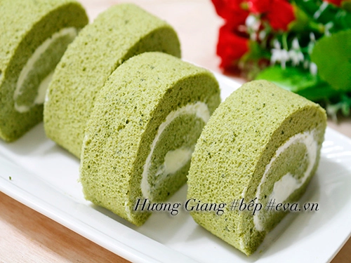 Cách làm bánh bông lan trà xanh cuộn kem tươi ngon - 9