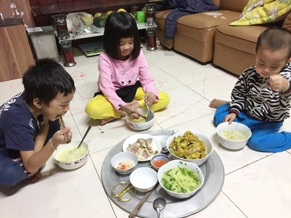Chia sẻ món bún móng giò tự tay nấu ông bố 4 con được chị em hết lời khen ngợi - 3
