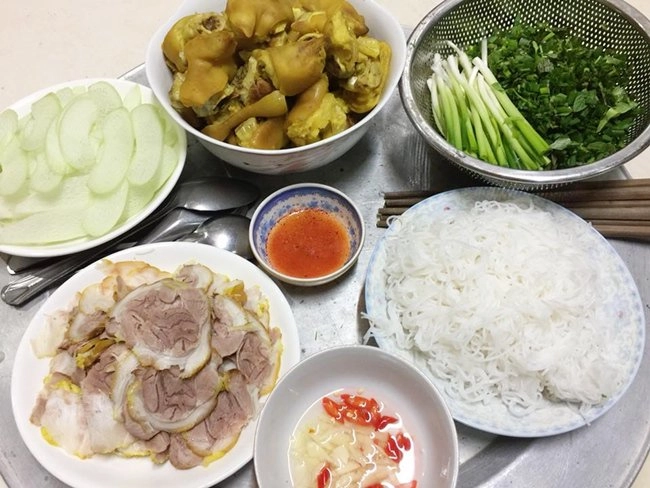 Chia sẻ món bún móng giò tự tay nấu ông bố 4 con được chị em hết lời khen ngợi - 4