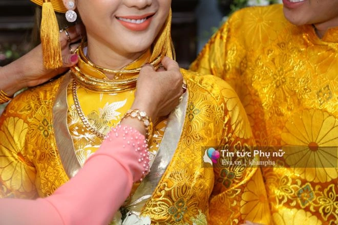 Cô dâu lâm khánh chi đeo đến 6 chiếc vòng cổ bằng vàng trong ngày cưới - 4