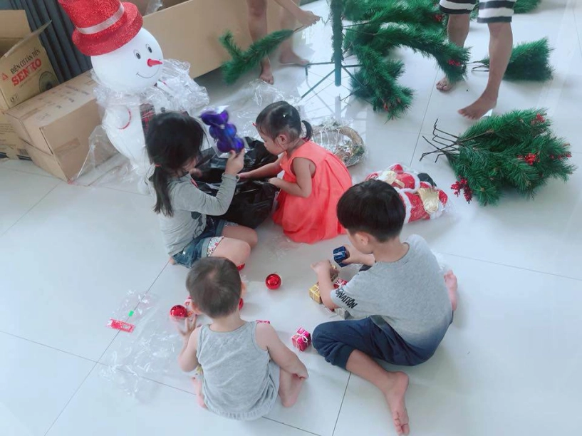 Đã mắt ngắm cây thông noel rực rỡ nhà lý hải minh hà do bốn nhóc tì cùng trang trí - 6