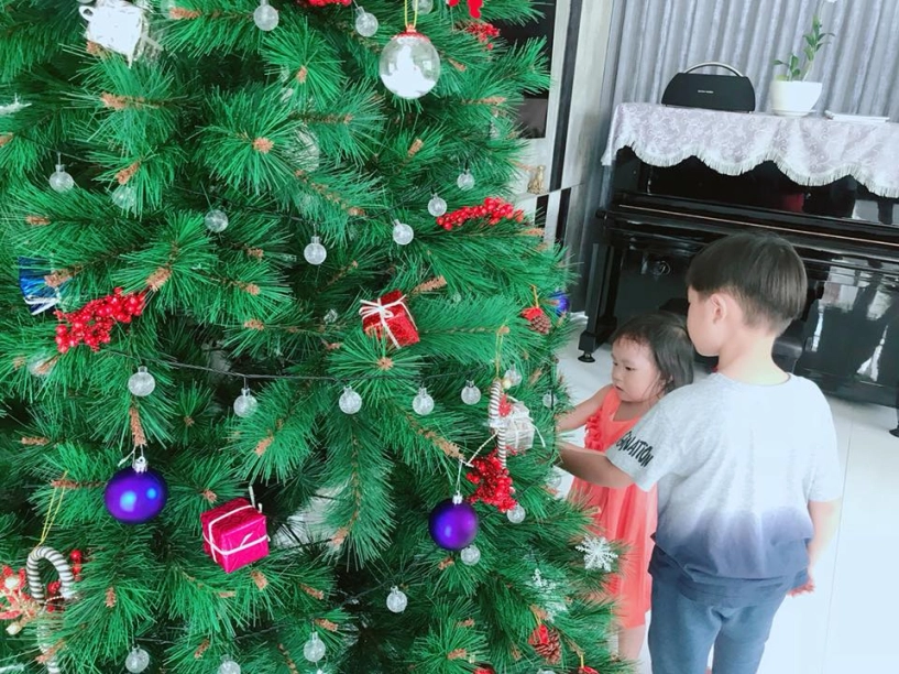 Đã mắt ngắm cây thông noel rực rỡ nhà lý hải minh hà do bốn nhóc tì cùng trang trí - 13