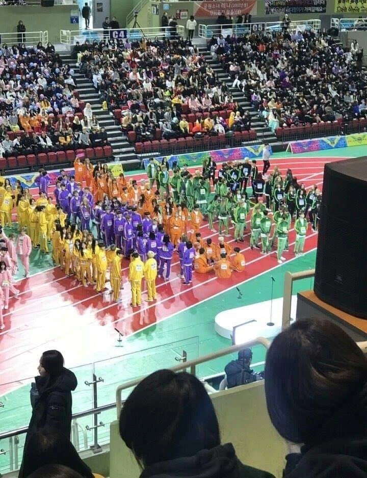 Đại hội thể thao idol isac bị chỉ trích vì để fan và thần tượng ngồi quá gần nhau trong ngày ghi hình - 1