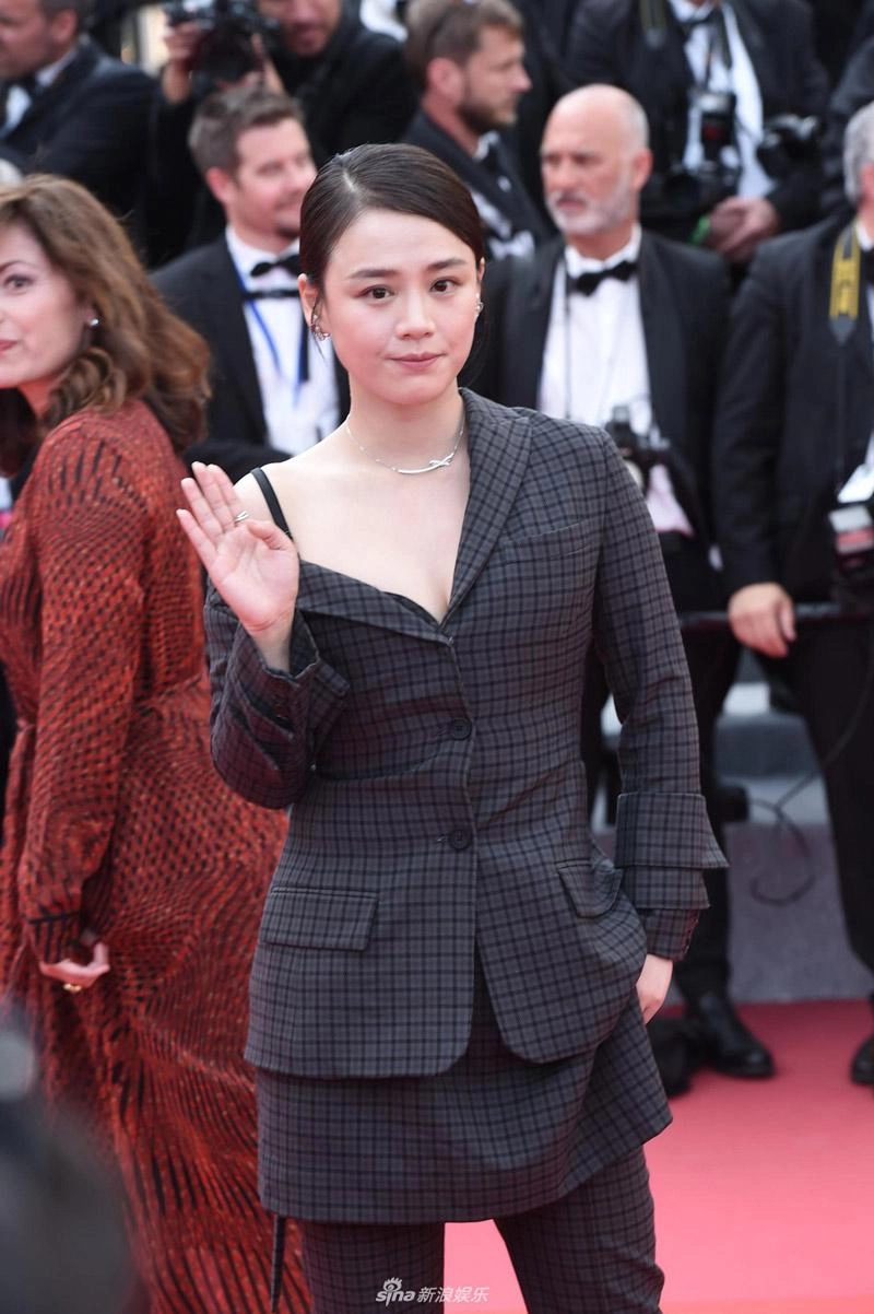 Đẹp như bà hoàng phạm băng băng vẫn bị tố chiếm dụng thảm đỏ cannes 2018 - 17