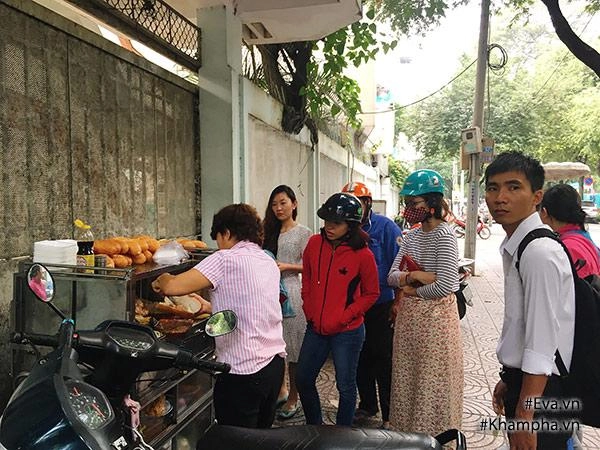 Du hí sài gòn chấm điểm 4 hàng bánh mì đình đám xếp hàng mới được ăn - 17