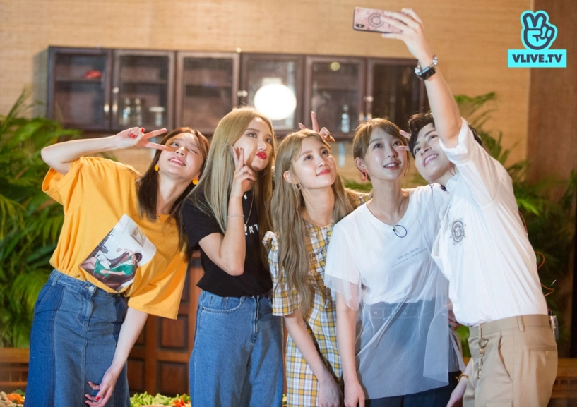 Exid thích thú nặn tò he the boyz làm aegyo vô cùng đáng yêu tặng fan việt - 18