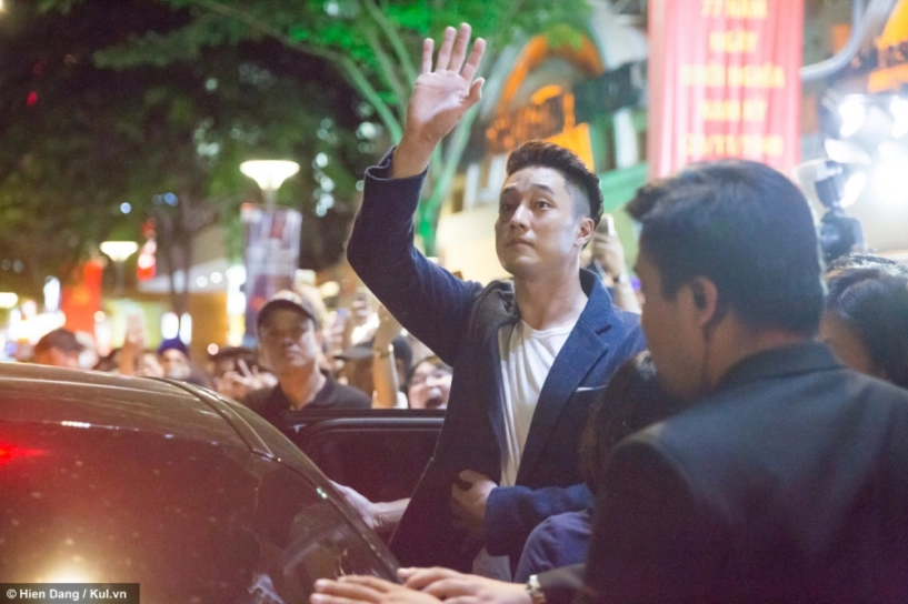 Fan hâm mộ đứng hàng giờ để chờ ngôi sao giày thuỷ tinh so ji sub - 6