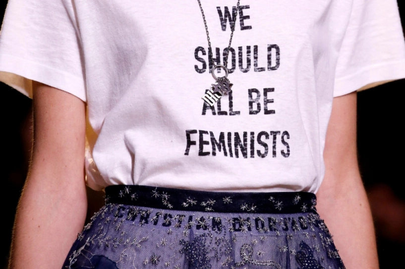 Giới trẻ phát sốt với mẫu áo thun dior khẩu hiệu we should all be feminist - 3