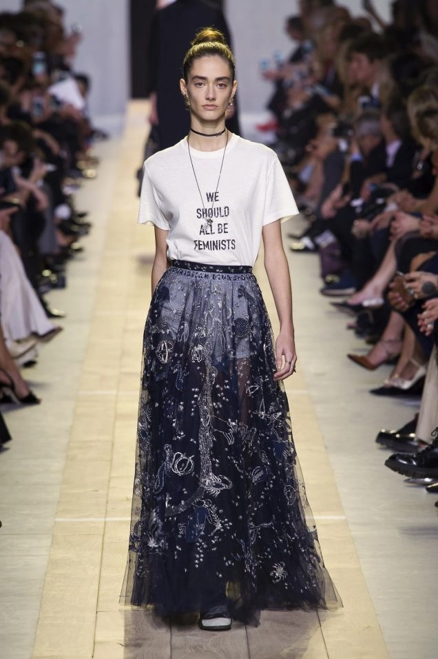 Giới trẻ phát sốt với mẫu áo thun dior khẩu hiệu we should all be feminist - 4
