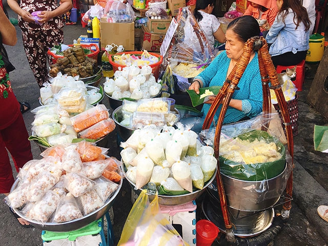 Giữa cơn lốc trà sữa sài gòn vẫn có một xe chè tàu 60 năm mỗi đêm bán trăm ly - 8