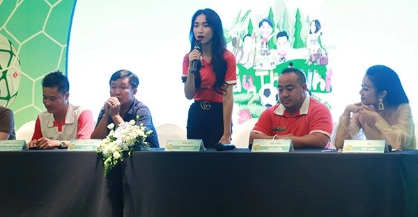 Hậu lùm xùm bị fan bts ném đá hòa minzy ủ dột khi dự event - 2