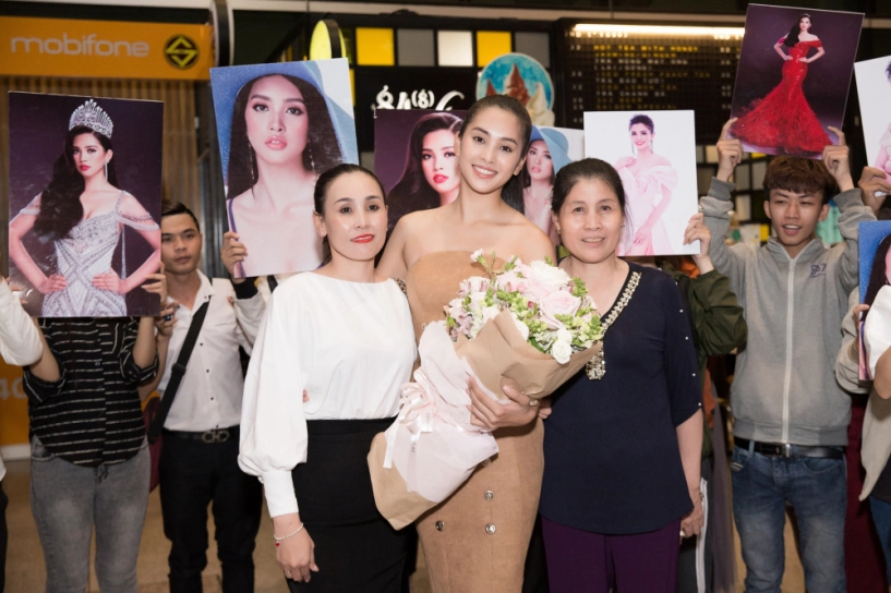 Hoa hậu mỹ linh á hậu phương nga ra sân bay đón tiểu vy trở về sau miss world - 1