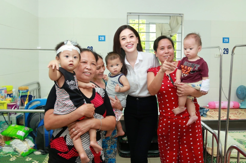 Hoa hậu mỹ linh rạng rỡ bên cạnh á hậu phương nga và thanh tú trong buổi từ thiện tại hà nội - 1