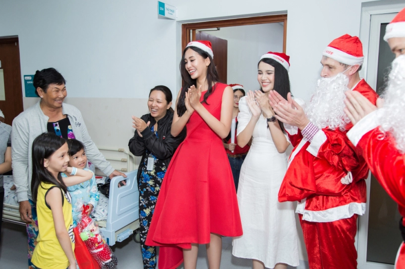 Hoa hậu tiểu vy cùng á hậu thúy an bất ngờ hóa công chúa noel trao quà giáng sinh cho trẻ em nghèo - 2