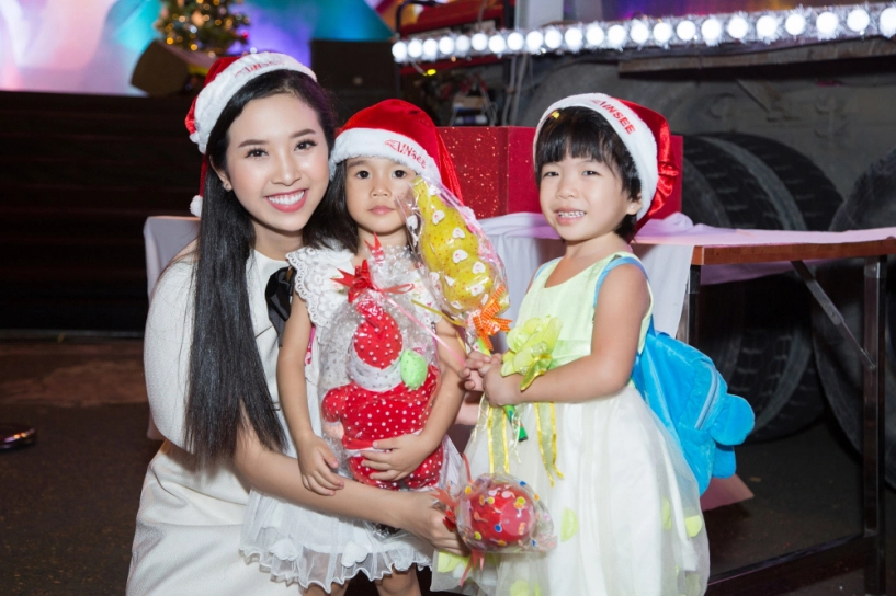Hoa hậu tiểu vy cùng á hậu thúy an bất ngờ hóa công chúa noel trao quà giáng sinh cho trẻ em nghèo - 7