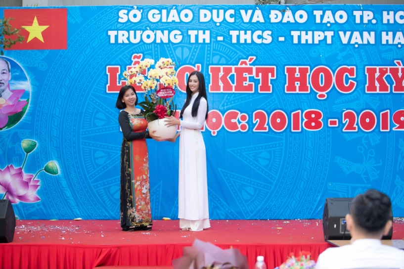 Hoa hậu tiểu vy khoe nhan sắc xinh đẹp khi về thăm trường cũ được fan vây kín xin chụp ảnh - 9