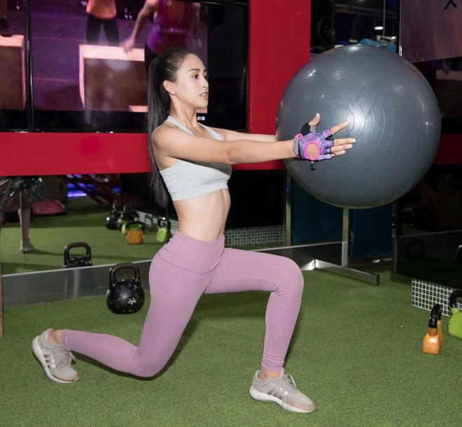 Hoa hậu tiểu vy khoe số đo hình thể đẹp như búp bê khi tập gym - 1