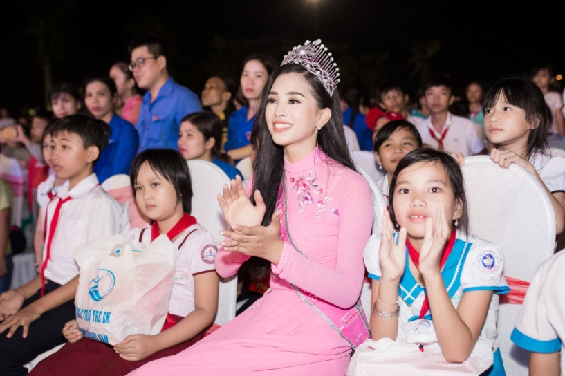 Hoa hậu trần tiểu vy được lãnh đạo tỉnh quảng nam trao tặng bằng khen - 2