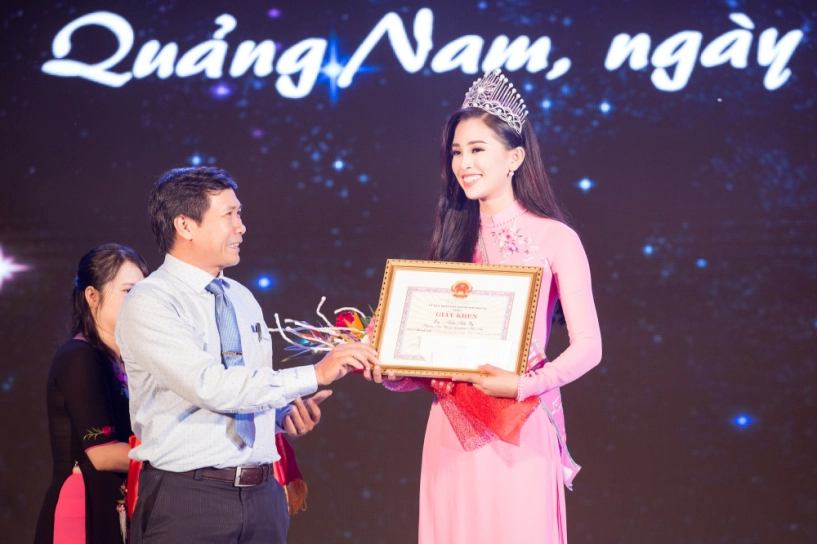 Hoa hậu trần tiểu vy được lãnh đạo tỉnh quảng nam trao tặng bằng khen - 3